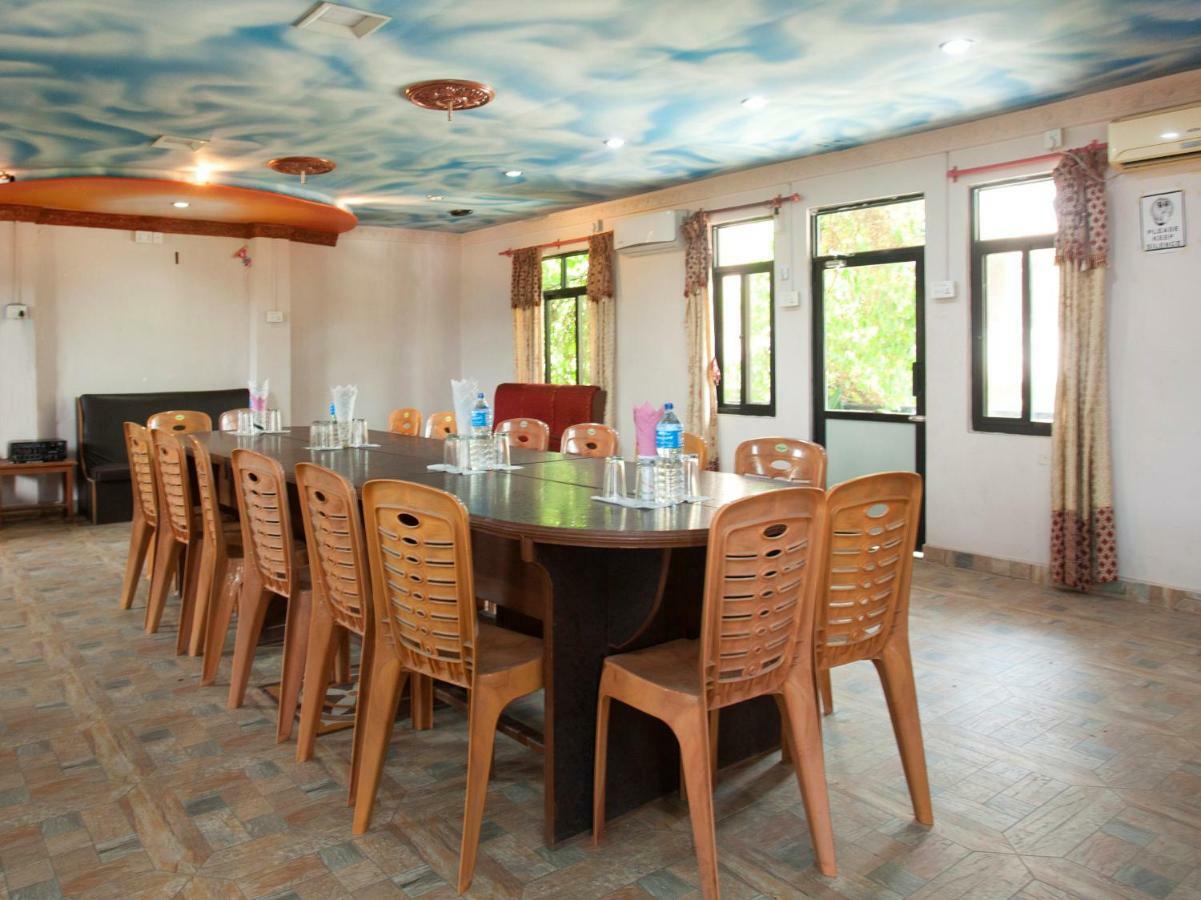 Spot On 486 Hotel Holy Lodge Sauraha Exterior foto
